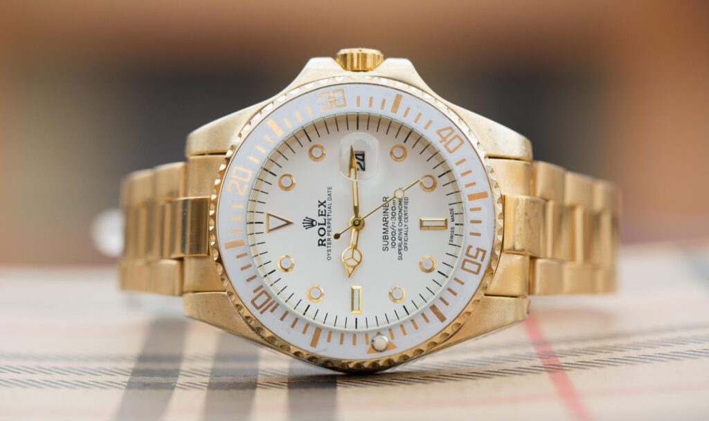 Eine Luxusuhr der Marke Rolex auf einem Tisch