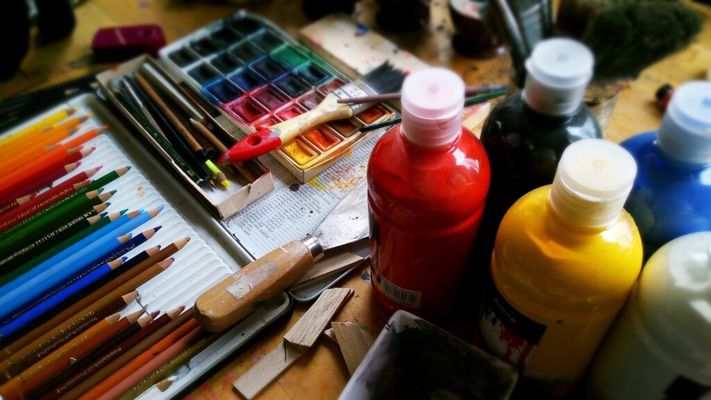 Stifte und Farben von Künstlern auf einem Tisch