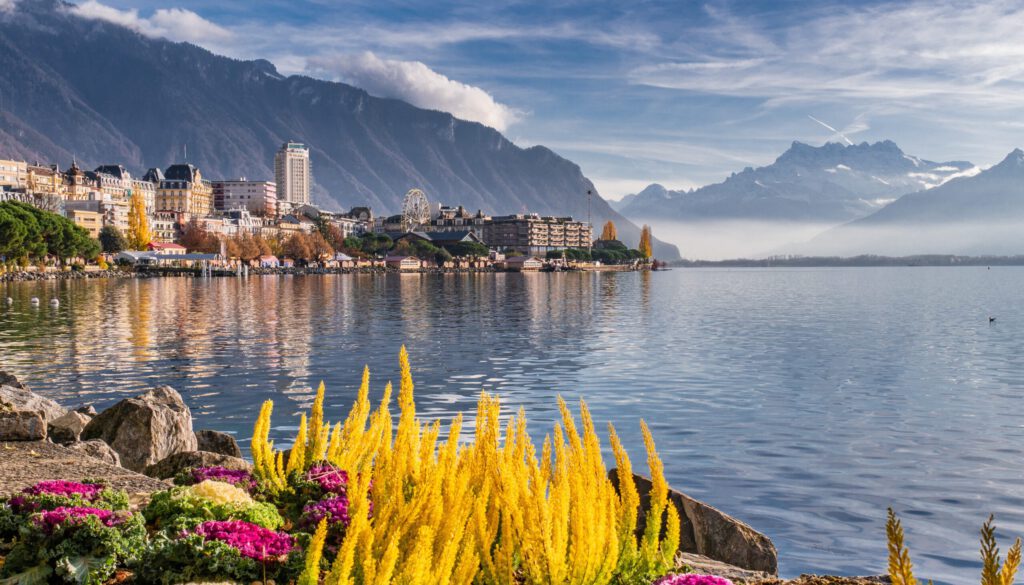 Ein Blick auf den Genfersee mit Blumen im Vordergrund