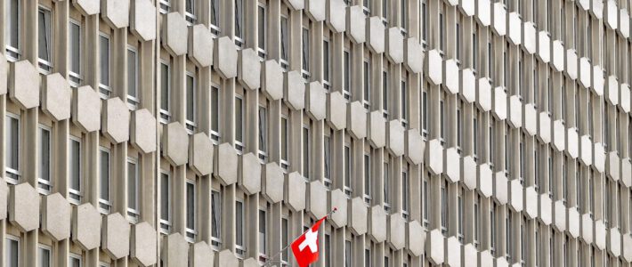 Eine Schweizer Flagge an einem Hochhaus