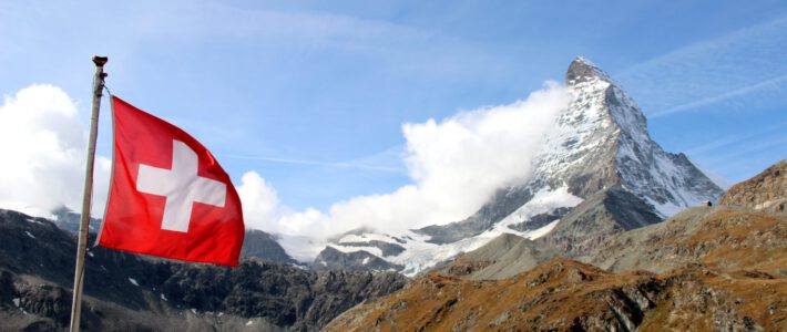 Eine Schweizerflagge im Wind in den Alpen