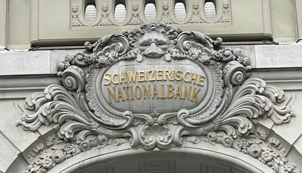 Das Logo der Schweizerischen Nationalbank SNB über dem Haupteingang in Bern