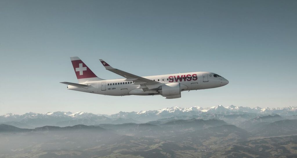 Ein Flugzeug der Swiss über den Alpen