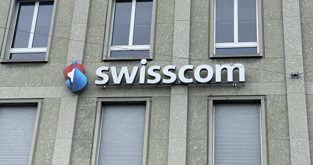 Ein Swisscom-Logo an einem Gebäude