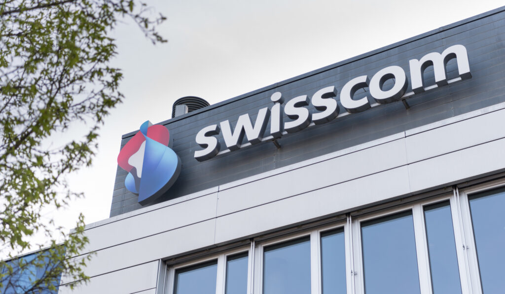 Ein Swisscom-Logo auf einem Gebäude