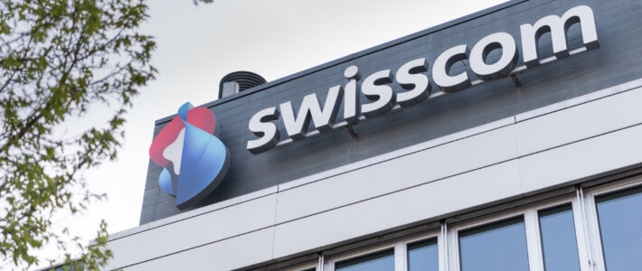 Ein Swisscom-Logo auf einem Gebäude