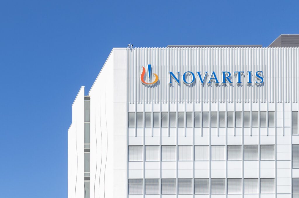 Ein Gebäude von Novartis auf dem Campus in Basel
