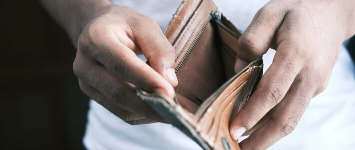 Ein Portemonnaie ohne Geld in den Händen