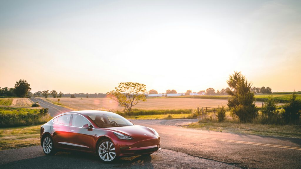 Ein Tesla in einer Landschaft