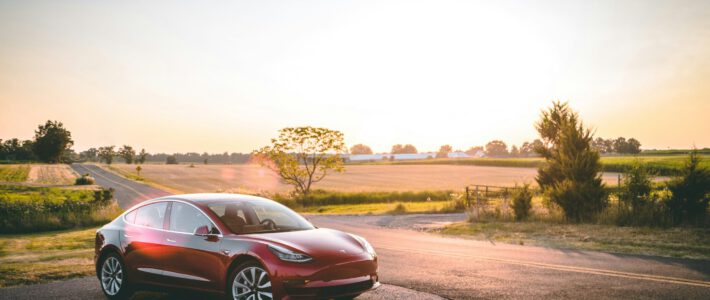Ein Tesla in einer Landschaft