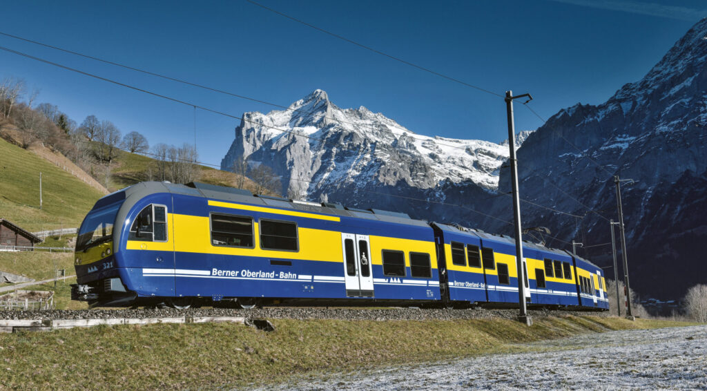 Ein Zug der Berner Oberland-Bahnen