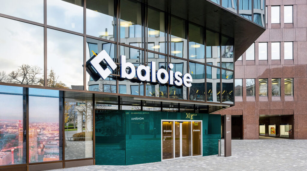 Das Logo der Baloise an einem Gebäude in Basel