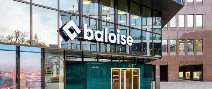 Das Logo der Baloise an einem Gebäude in Basel