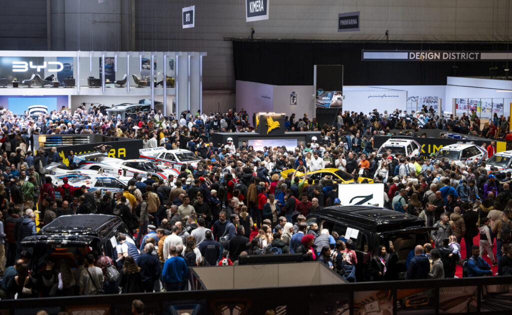 Messebesucher und Automobile am Genfer Autosalon