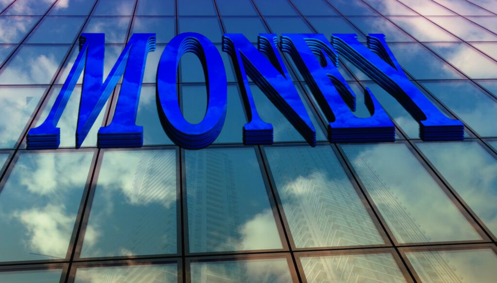Das Wort Money an einem Gebäude aus Glas