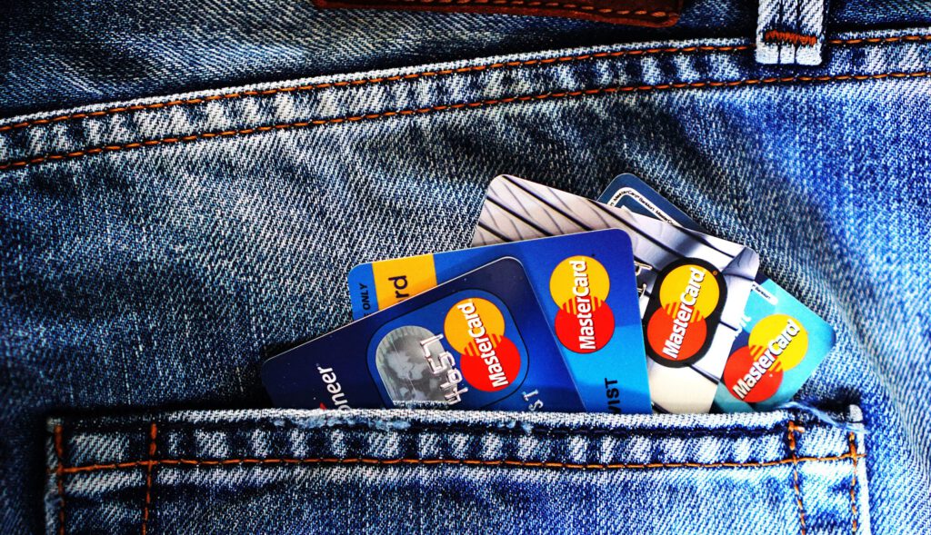 Kreditkarten in einer Hosentasche