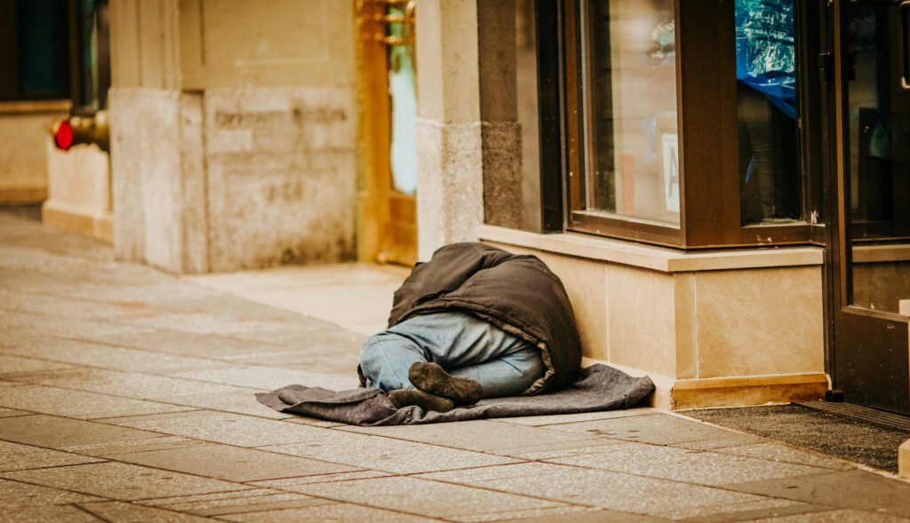 Ein Mensch schläft auf der Strasse