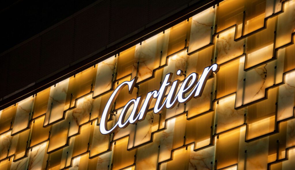 Das berühmte Logo von Cartier an einem Gebäude