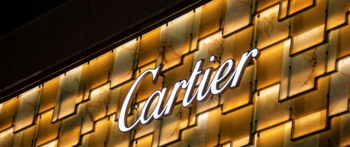 Das berühmte Logo von Cartier an einem Gebäude