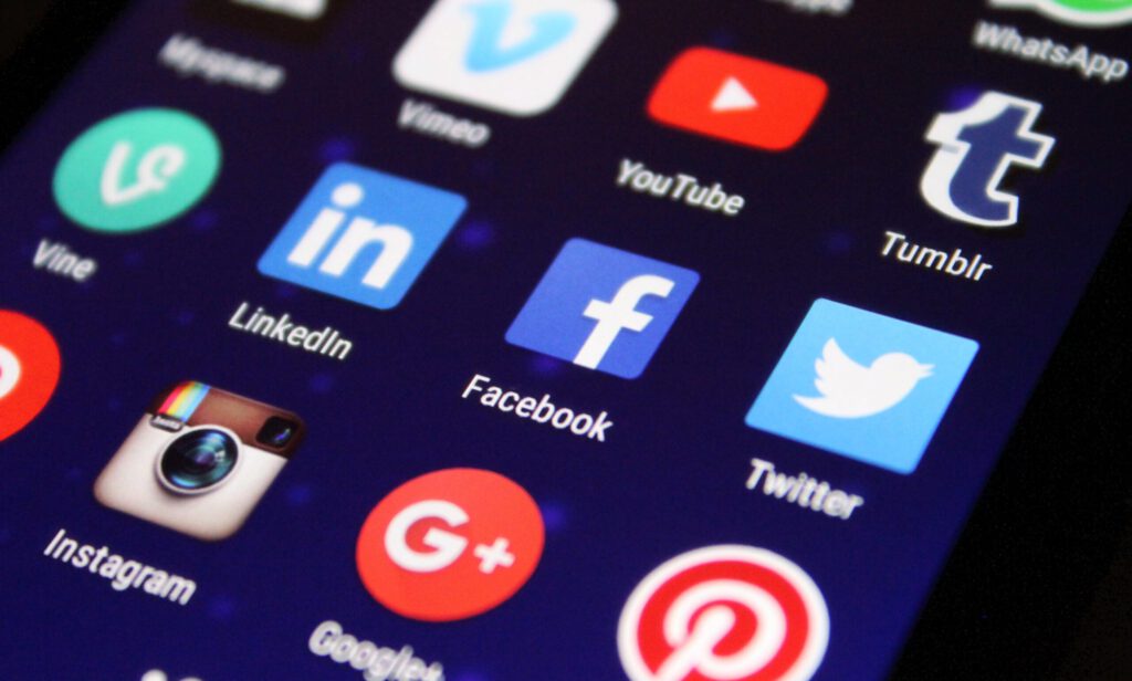 Die Logos von Sozialen Medien auf einem Smartphone