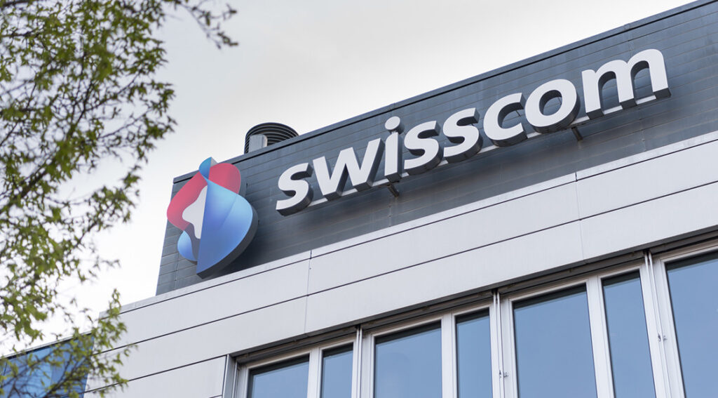 Das Logo des Swisscom-Konzerns auf einem Gebäude