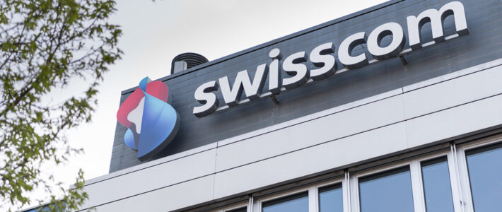 Das Logo des Swisscom-Konzerns auf einem Gebäude