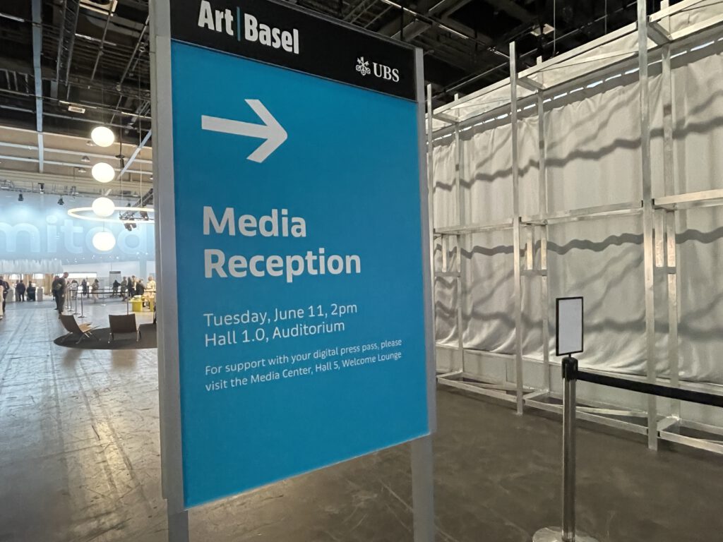 Schild der Art Basel mit Hinweisen zur Medienkonferenz