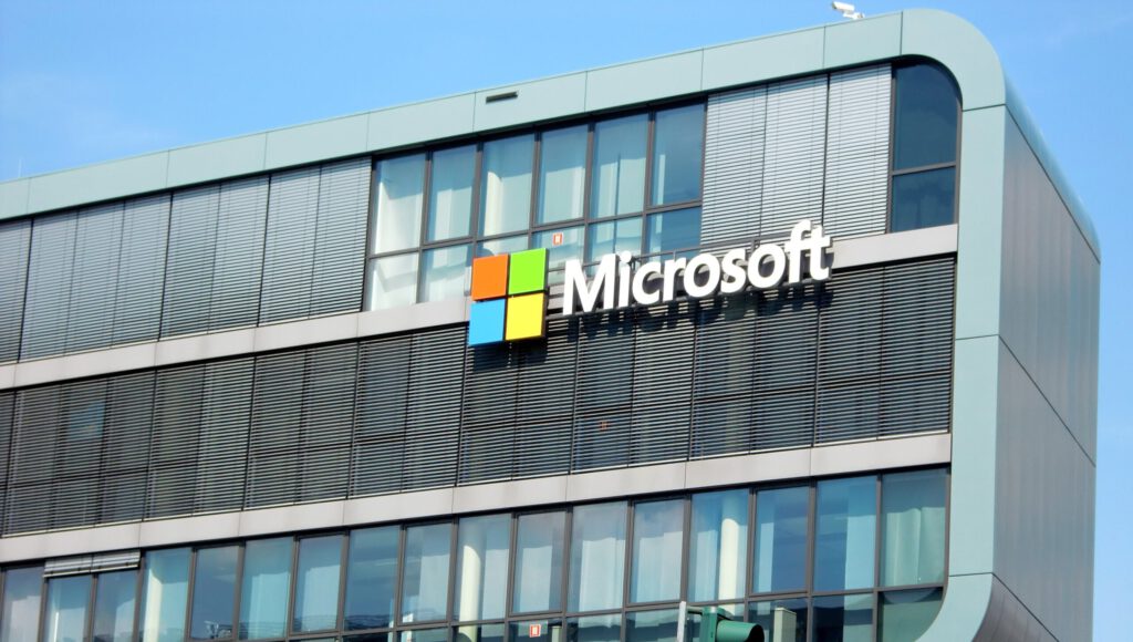 Das Logo von Microsoft an einem Gebäude