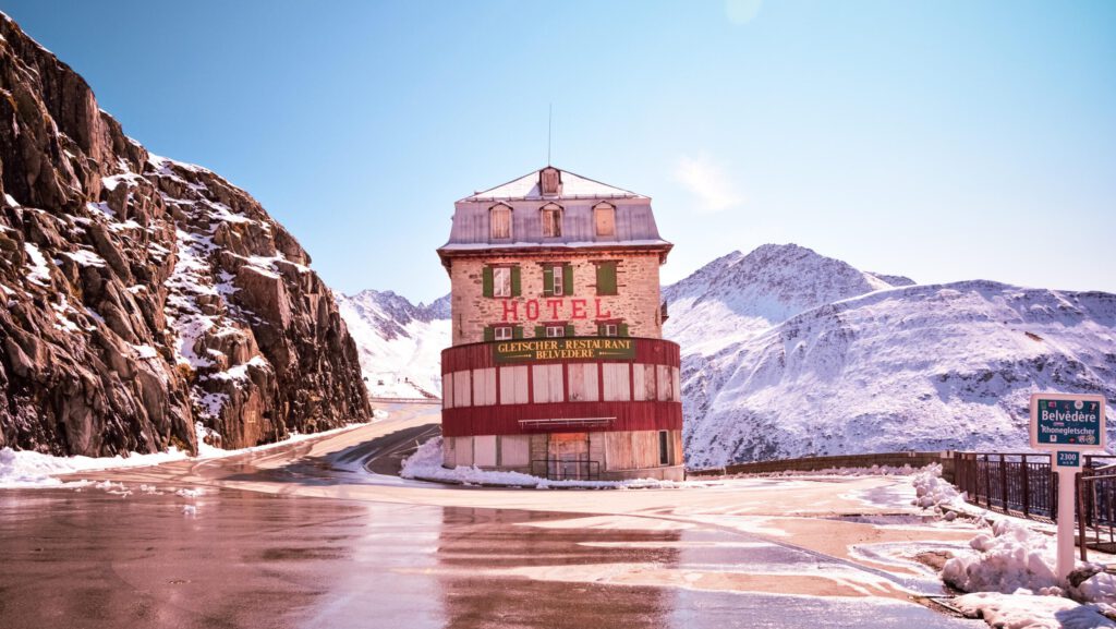 Ein Hotel in den Schweizer Bergen