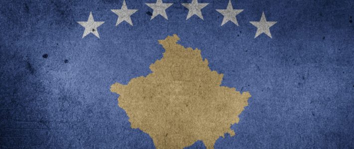 Eine Flagge der Republik Kosovo