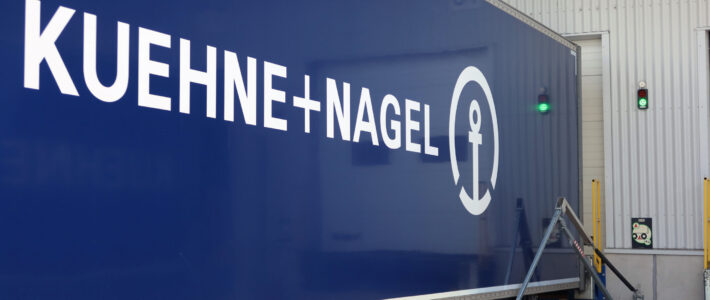 Ein Lastwagen mit Aufschrift Kühne + Nagel