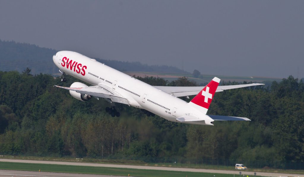 Ein Flugzeug der Swiss beim Start