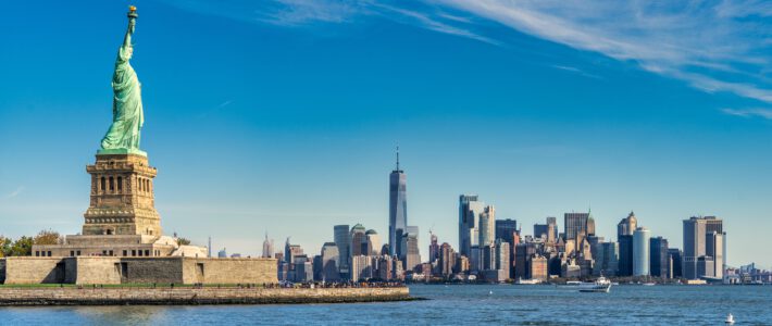 Die Freiheitsstatue und der Blick auf die Skyline in New York