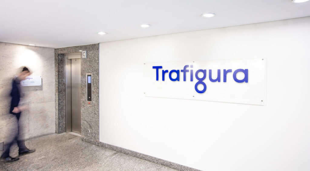 Ein Logo von Trafigura an einer Wand neben einem Lift