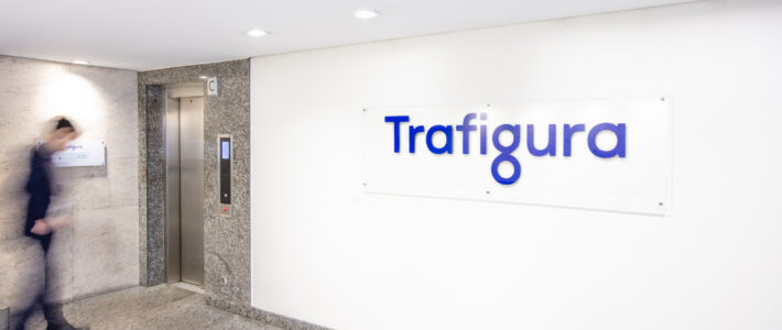 Ein Logo von Trafigura an einer Wand neben einem Lift