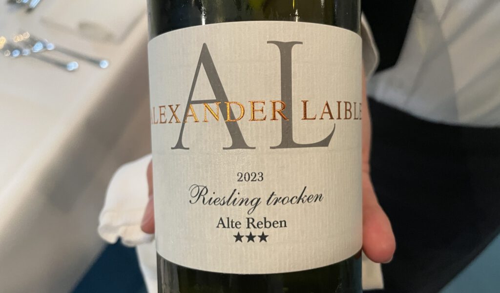 Eine Flasche Riesling Alexander Laible 2023 Alte Reben