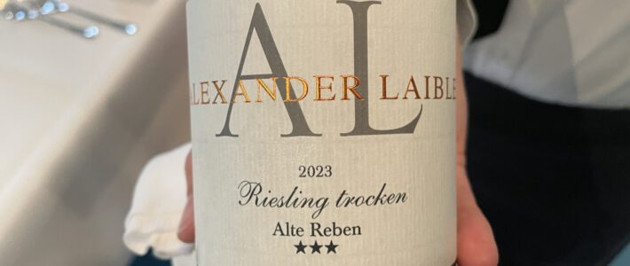 Eine Flasche Riesling Alexander Laible 2023 Alte Reben