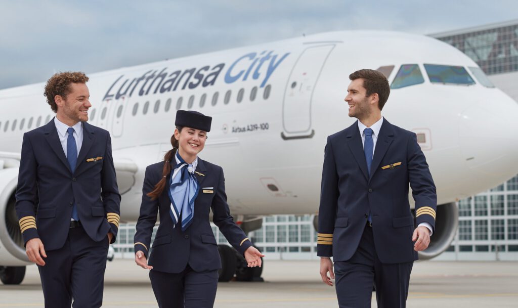 Ein Flugzeug und die Besatzung der neuen Lufthansa City Airlines