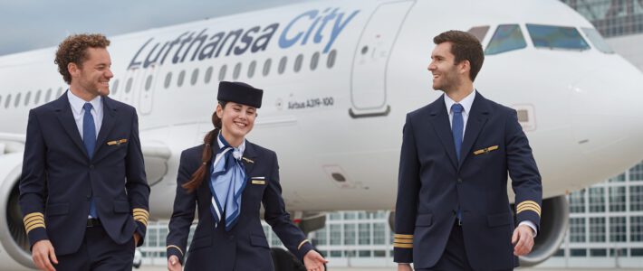 Ein Flugzeug und die Besatzung der neuen Lufthansa City Airlines