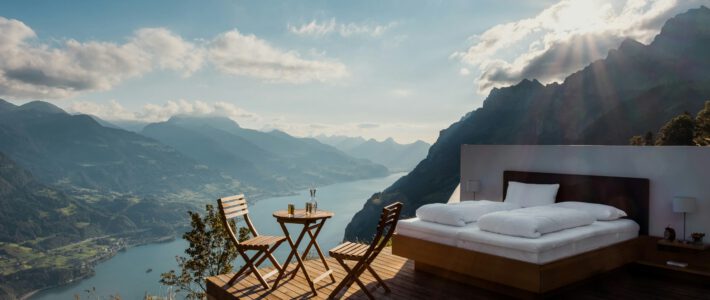 Ein Hotelbett in den Schweizer Alpen