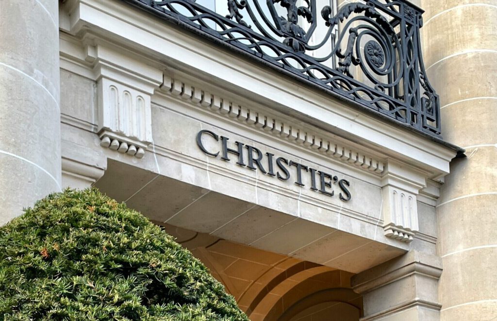 Ein Logo von Christie's an einem Gebäude
