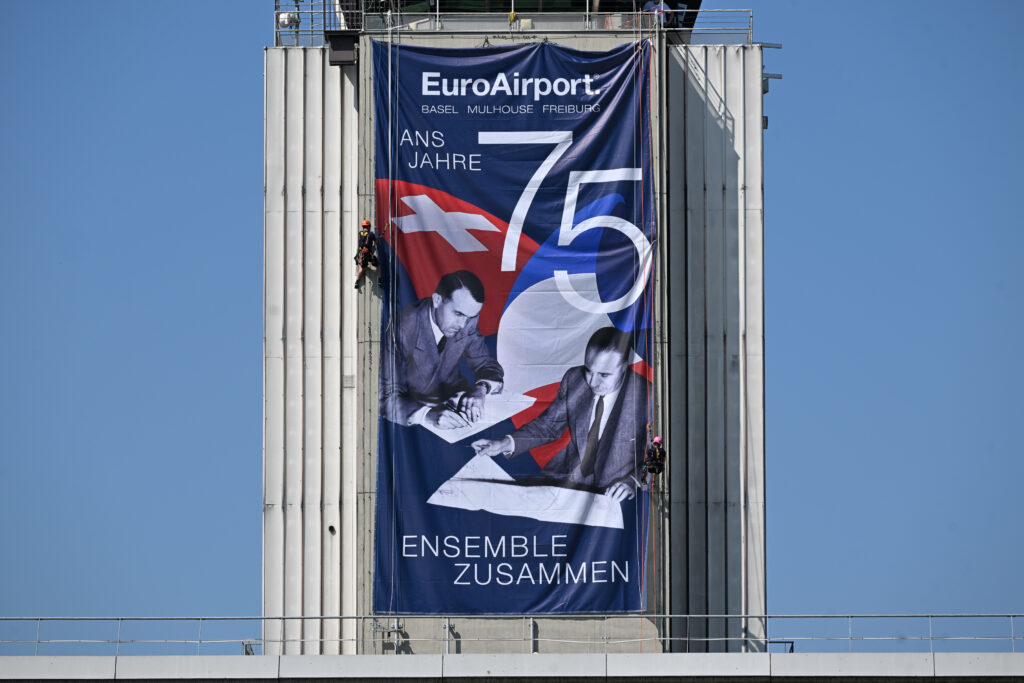 Tower-Plakat am Euroairport