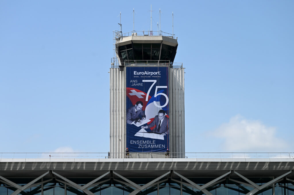 Tower-Plakat am Euroairport