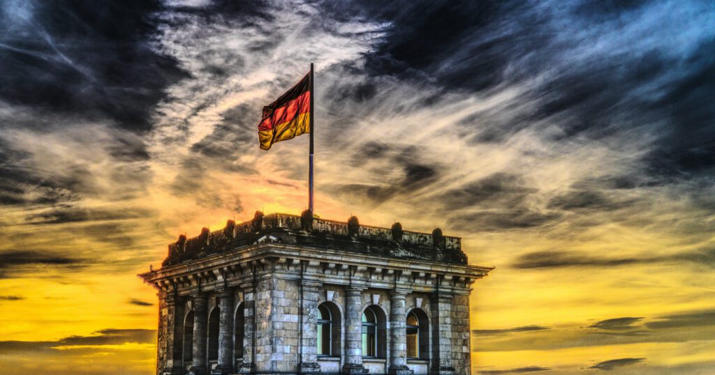 Eine Fahne Deutschlands auf dem Deutschen Bundestag