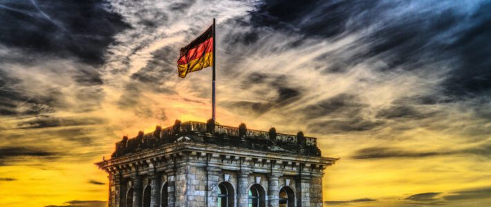 Eine Fahne Deutschlands auf dem Deutschen Bundestag