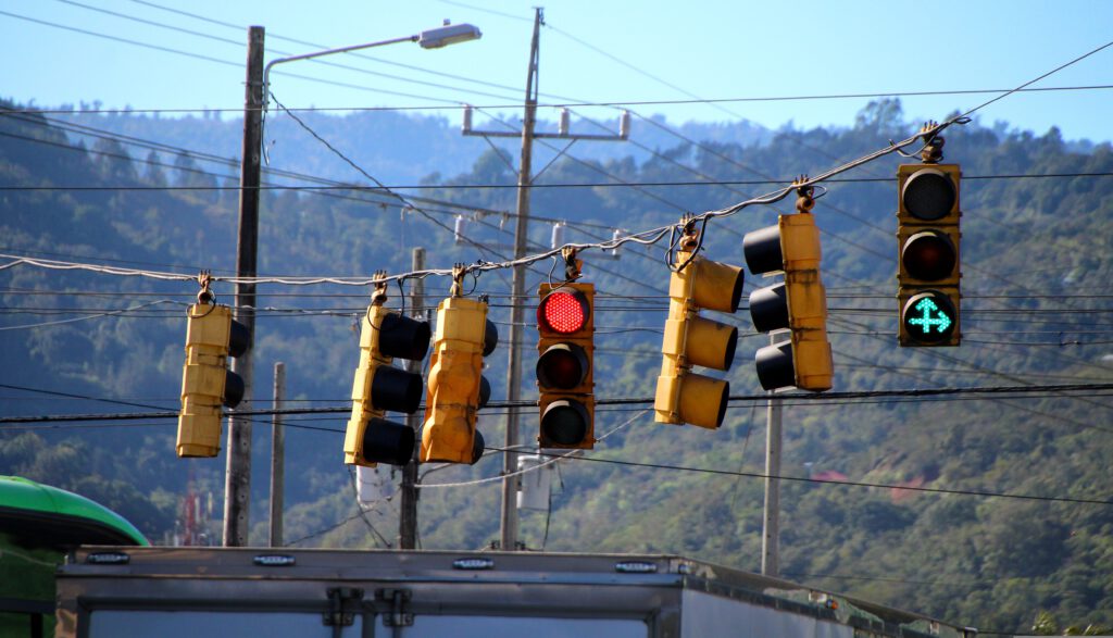 Ampeln an einer Kreuzung mit unklaren Signalen