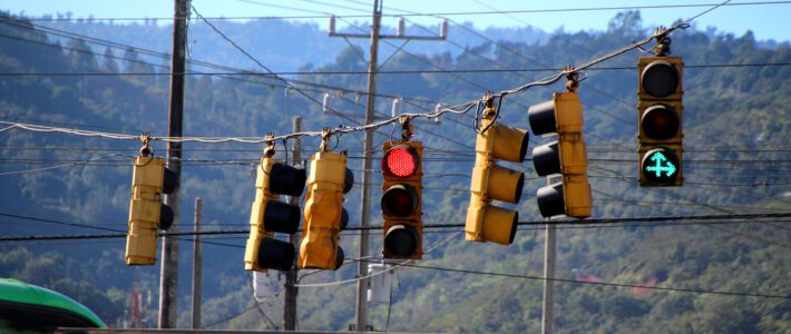 Ampeln an einer Kreuzung mit unklaren Signalen