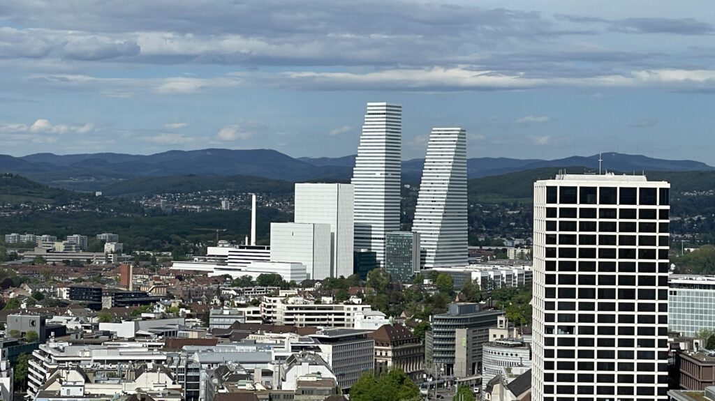 Ein Blick über Basel mit den Roche-Türmen in der Mitte