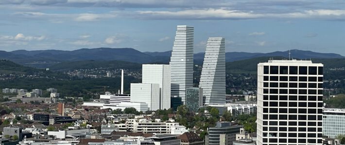 Ein Blick über Basel mit den Roche-Türmen in der Mitte
