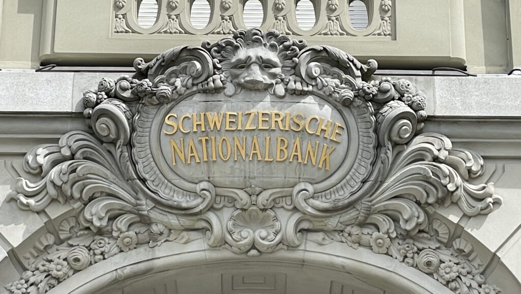 Logo der Schweizerischen Nationalbank SNB am Hauptsitz in Bern